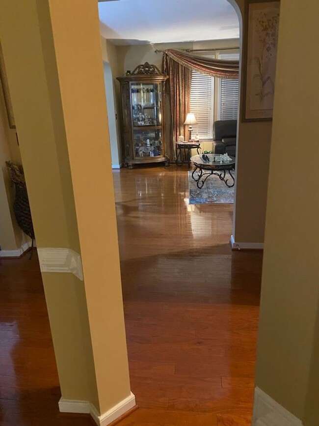 Building Photo - Charming 4-Bedroom 2.5 Bathroom Home locat...