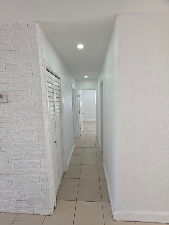 Building Photo - 681 SW 29th Ter