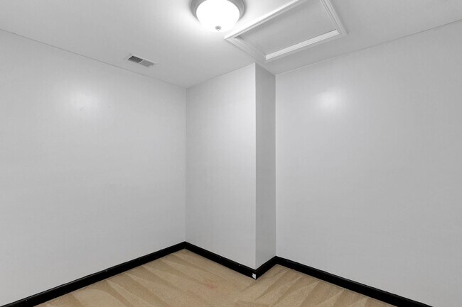 Building Photo - Spacious 3BR Townhome in Fayetteville