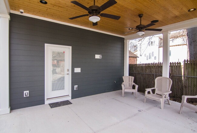 Building Photo - NOW AVAILBLE!! Furnished Custom-Built Home w/ Flexible Lease Options, 1.5 Miles to Broadway!