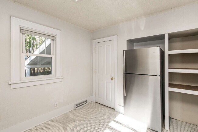 Building Photo - 1020 28th St
