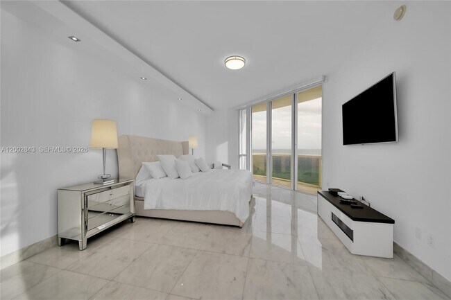 Building Photo - 16001 Collins Ave