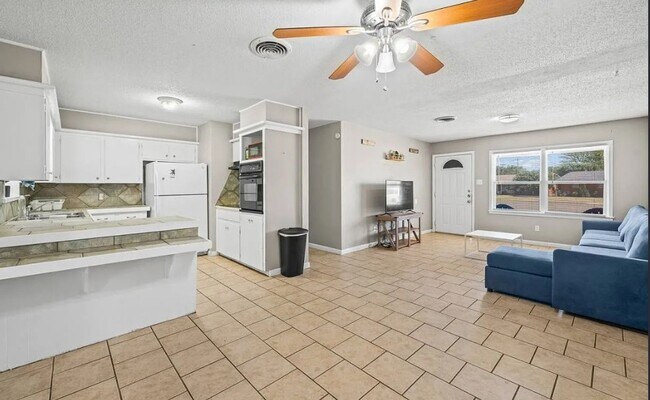 Building Photo - 3/2/1 Great Price Great Location. Available Now!