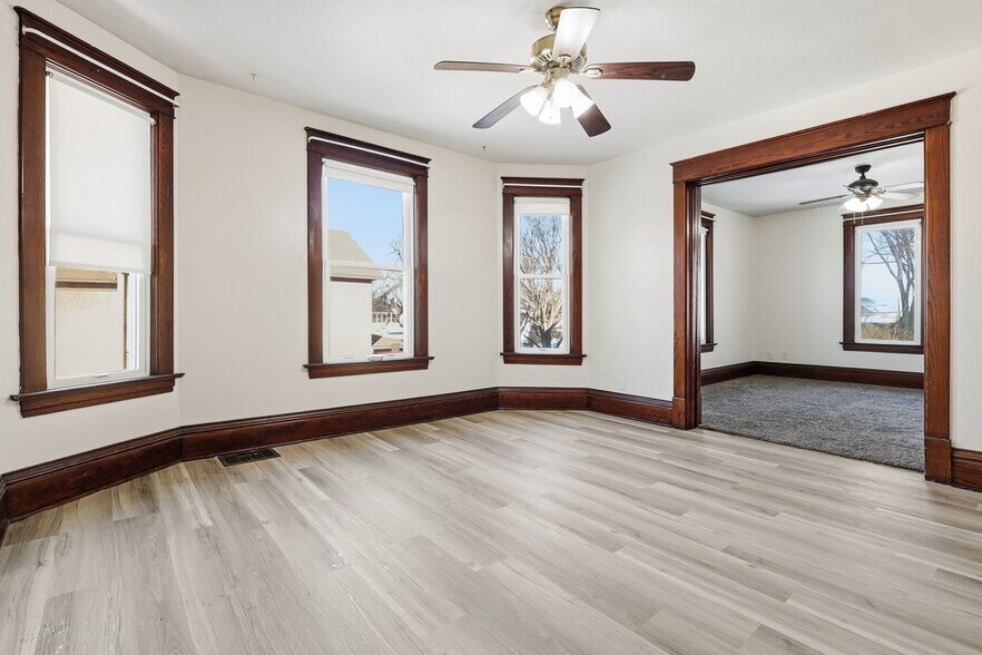 Building Photo - 104 Jessamine Ave W