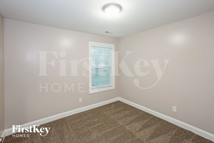 Building Photo - 1401 Living Wy