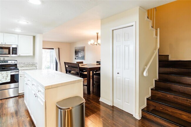 Building Photo - 8980 Palm Tree Ln