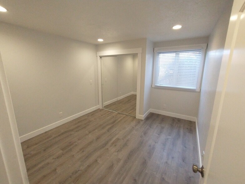 Building Photo - 275 S Valley View Dr