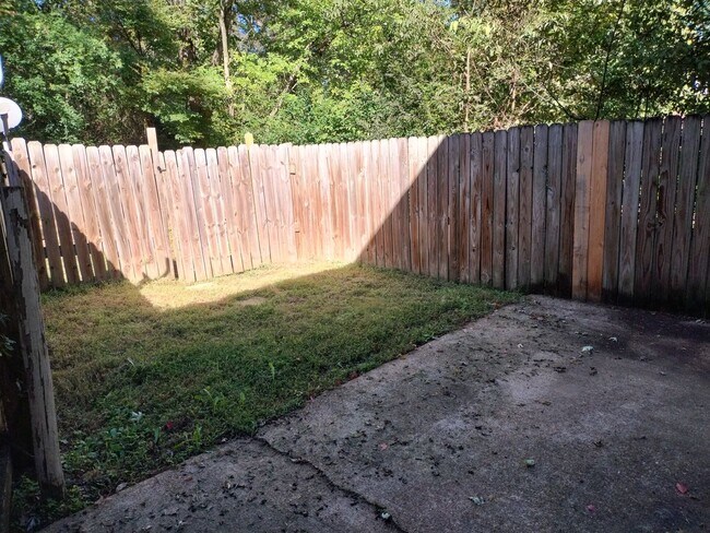 Building Photo - 2 Bed/ 1.5 Bath Townhouse
