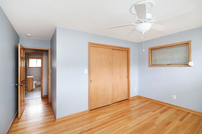 Building Photo - Don't Fuss with the Bus -5 Bed - 3 Bath - ...