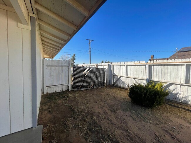 Building Photo - Apple Valley-Cute Starter Home- 2 Bedrooms, 2 Bathrooms, All Appliances Included, Fully Fenced
