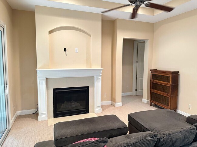 Building Photo - Must See, 4/3 furnished, Walking Distance ...