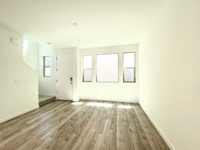 Building Photo - Beautiful Newer Townhome!!!!
