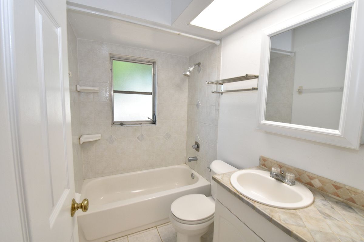 Building Photo - 3461 Lakeview Dr