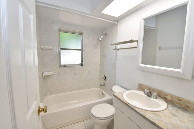 Building Photo - 3461 Lakeview Dr