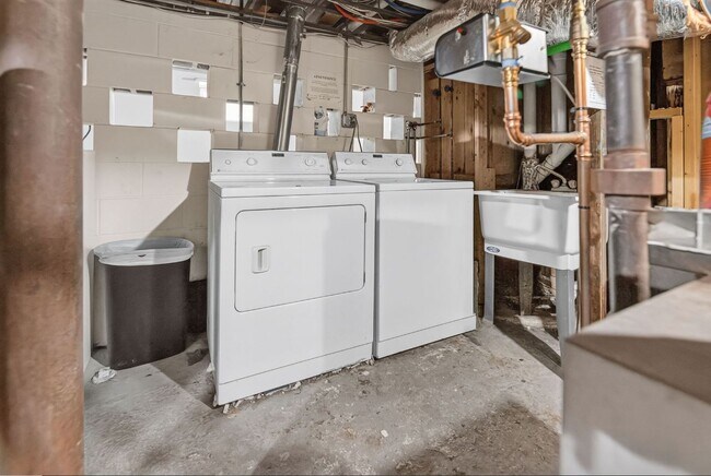 Building Photo - 52 Mansfield St