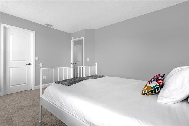 Building Photo - 2820 Smithfield Dr