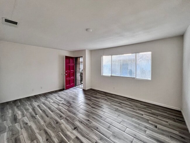 Building Photo - $1,650 Barstow & Minnewawa, 2 bedroom Condo - Clovis / Beautiful Landscaping