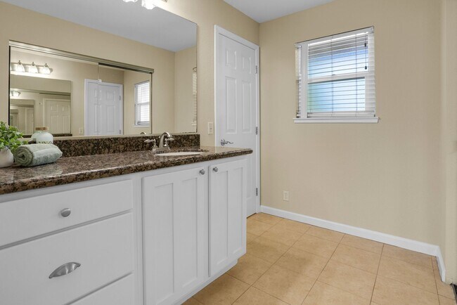 Building Photo - Excellent Santa Clara Location! Open Floor Plan! Granite Counters!