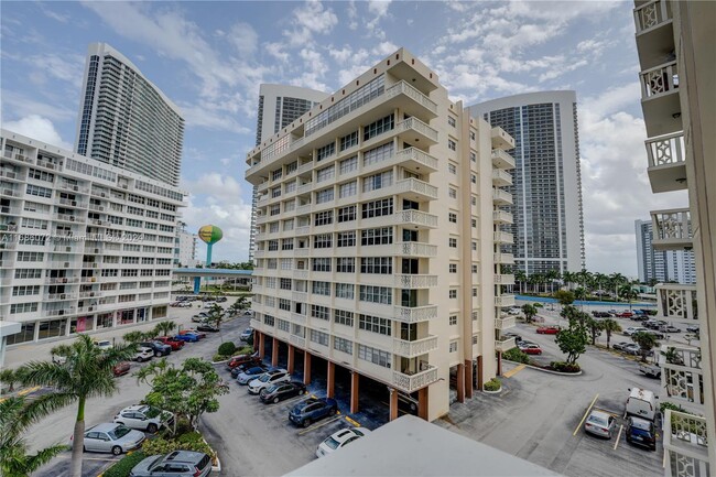 Building Photo - 1817 S Ocean Dr