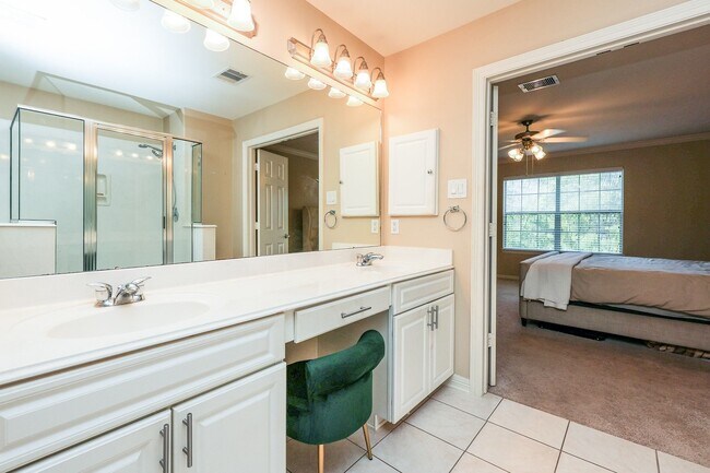 Building Photo - 2865 Westhollow Dr