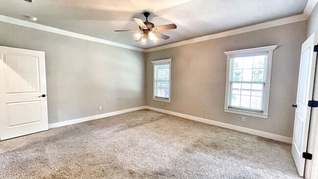 Building Photo - 1501 NE Greenbrier Ct