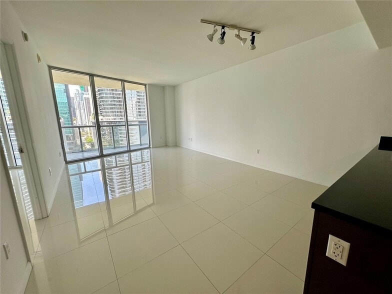 Building Photo - 475 Brickell Ave