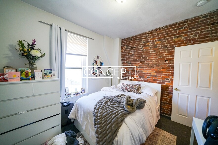 Building Photo - 168 Northampton St