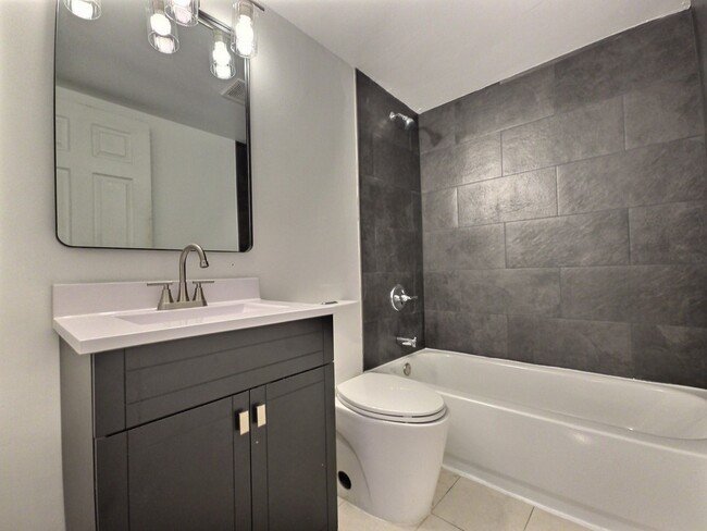 Building Photo - 8710 W Evelyn Ln