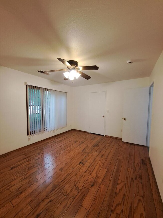 Building Photo - MOVE IN SPECIAL: Half OFF the 1st Month's ...