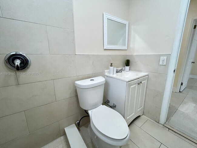 Building Photo - 610 E 8th Ave