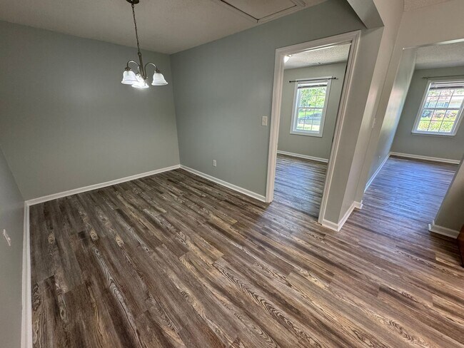 Building Photo - Cute 2 Bedroom Home in The Vineyard!