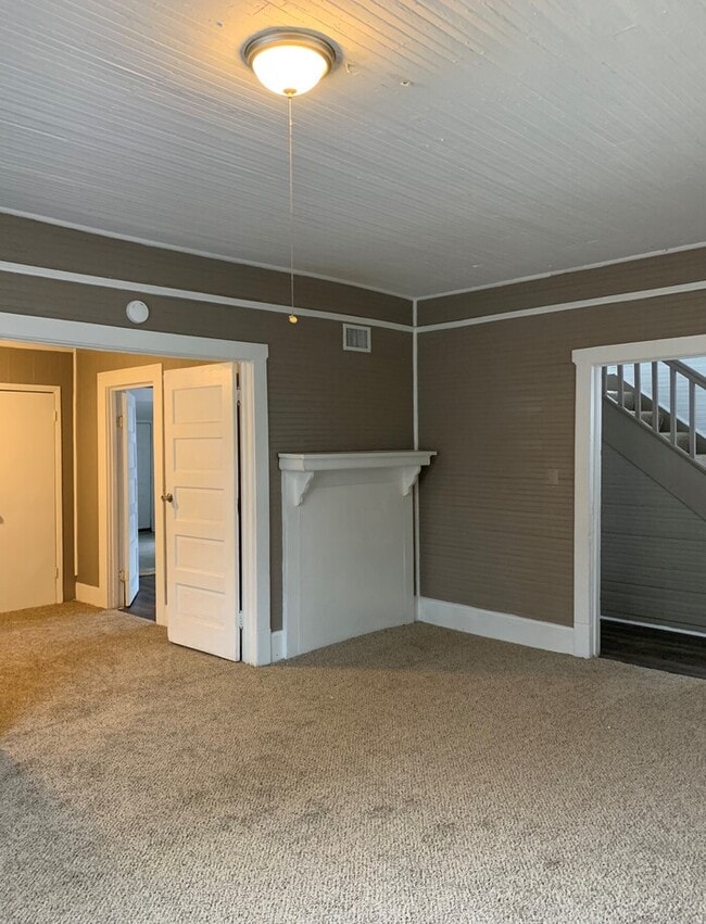 Building Photo - Spacious 4 Bedroom, 2 Bath Two-Story Home