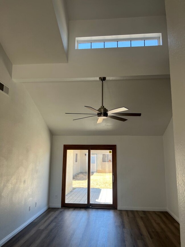 Building Photo - Rosedale House - Move In Ready