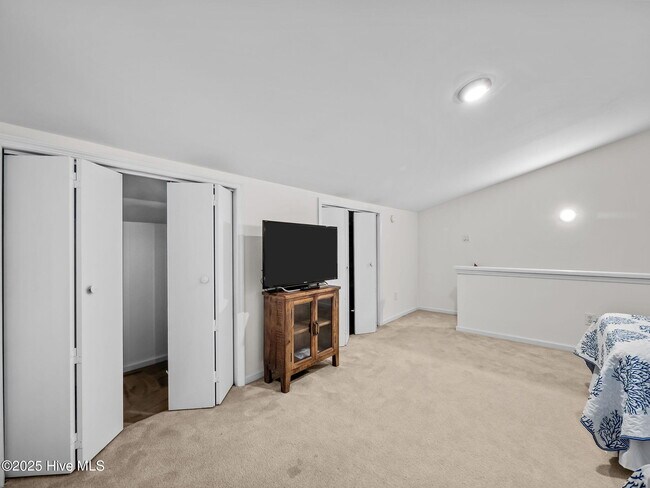 Building Photo - 131 Oakleaf Dr