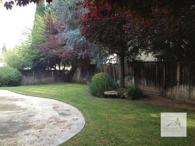 Building Photo - Beautiful Woodward Lake home on a large corner lot.