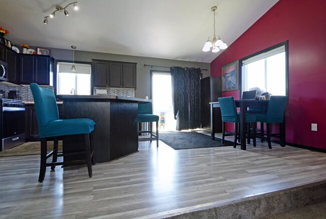 Building Photo - Spacious 4-Bedroom Gem in Buffalo with 3-C...