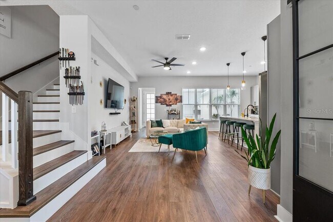Building Photo - 8427 Modiano St