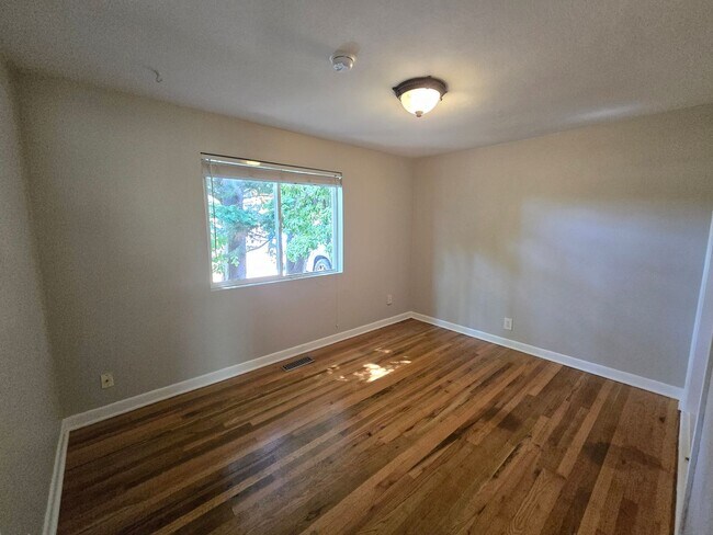 Building Photo - Beautiful Shoreline Home with Extra Outdoo...