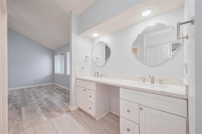 Building Photo - 2115 Streamcrest Ln