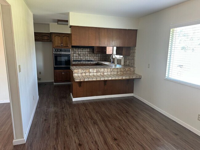 Building Photo - 11465 Ave 200