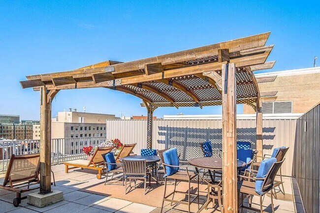 Building Photo - Modern, Light-Filled Junior 1BR in Prime Dupont Location