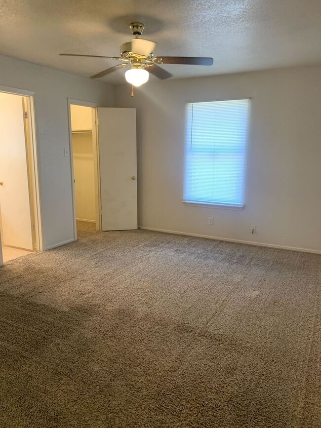 Building Photo - MOVE IN SPECIAL -  Rent Reduced! Fresh updates!