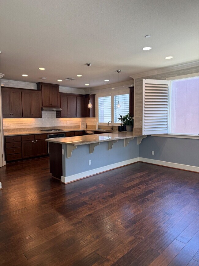 Building Photo - Gorgeous 4 Bed, 3.5 Bath End Unit Townhome in Perfect Dublin Location