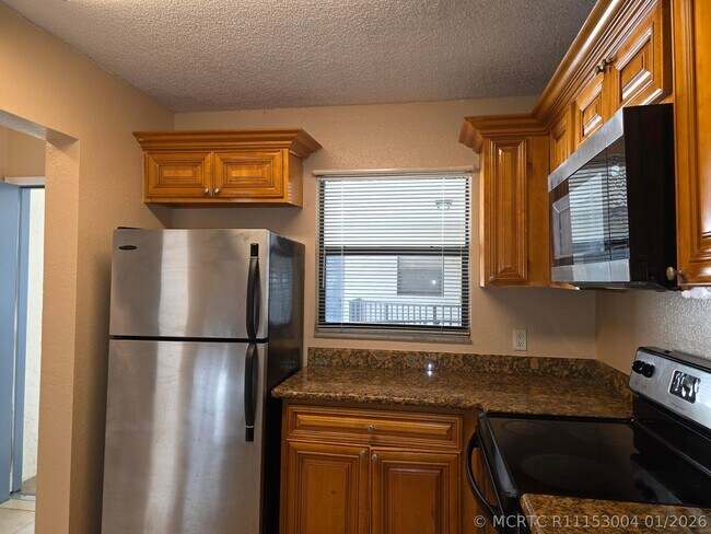 Building Photo - 1542 Lake Crystal Dr