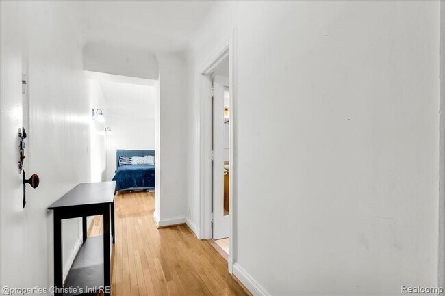 Building Photo - 15 E Kirby St