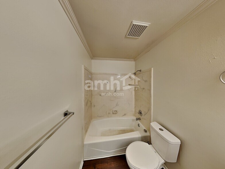 Building Photo - 523 E Center St