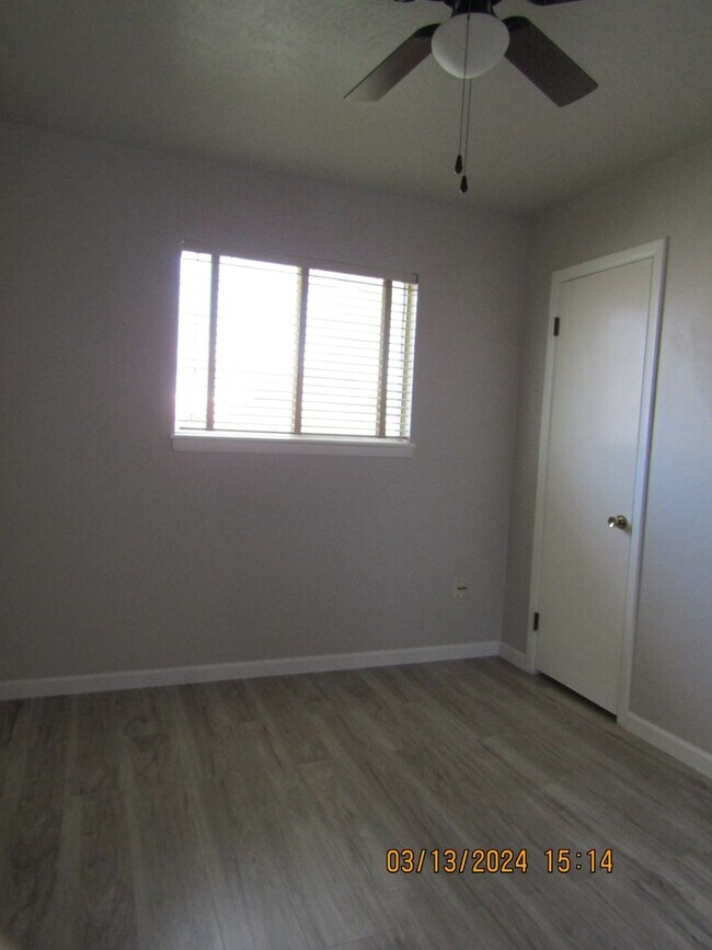 Building Photo - Freshly Painted/New Flooring Home!! Pets N...
