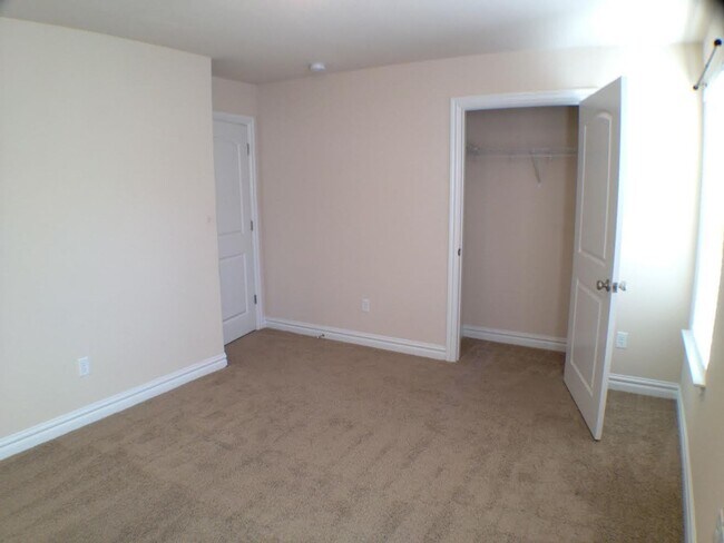 Building Photo - Spacious 4-bedroom, 3-bathroom home in Che...