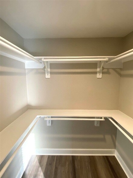 Building Photo - 2531 Bisontine St