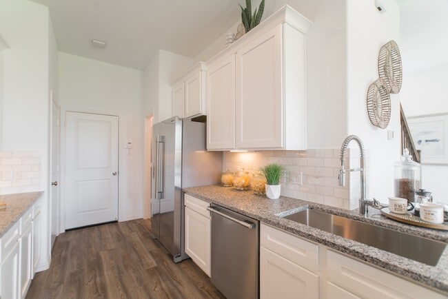 Building Photo - 442 Lake Day Dr